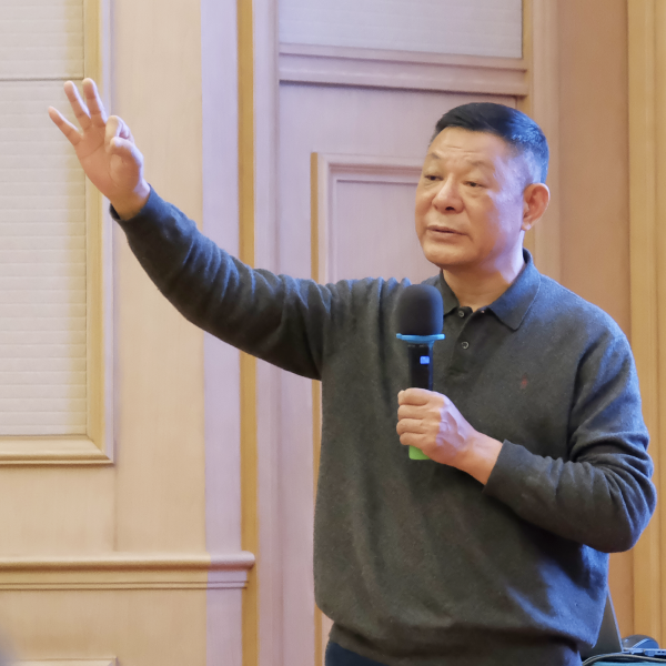 王 俊